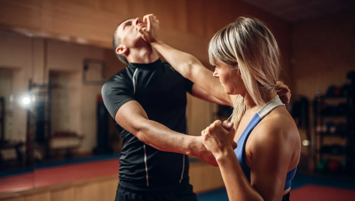 Personal trainer orientando alongamento de aluna em academia